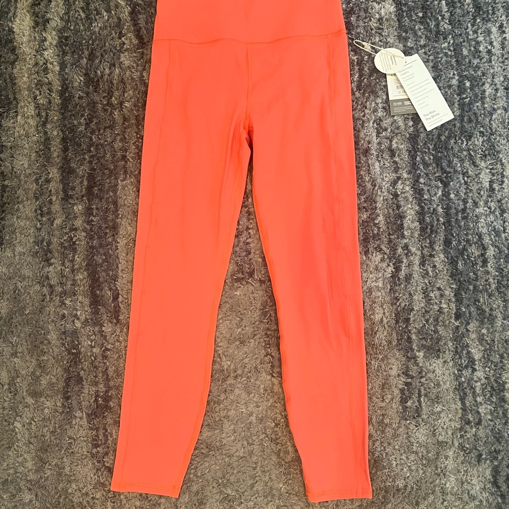 Vuori studio pocket leggings in grapefruit